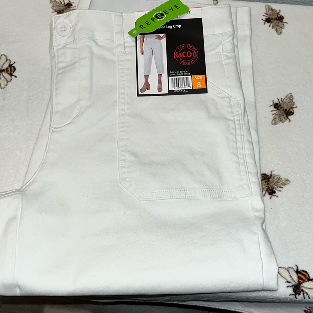 size 8, wide leg crop white pants who said she can’t wear white all year round
